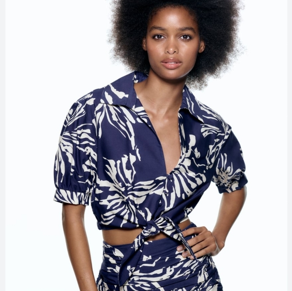 Zara Blue & Ivory Printed Cropped V Neck Button Down Knot Shortsleeve Top Size M